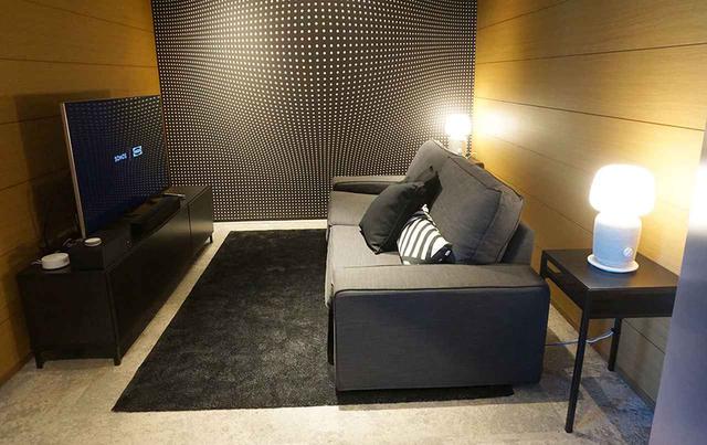 画像: リビングルームをイメージした展示では、SONOSのサウンドバー「Beam」や「Sub」と組み合わせた5.1chシステムでのサラウンドサウンドが再生されていた