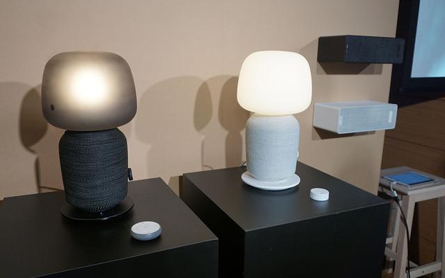 画像: 左のふたつがテーブルランプWiFスピーカー付きモデルで、右奥で壁掛け設置されているのがブックシェルフ型WiFiスピーカー