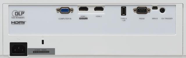 画像: 端子類は背面にまとめて配置されている。18Gbps対応のHDMI端子を2系統備えるほか、D-Sub15ピンによるPC向けの入力端子も搭載している