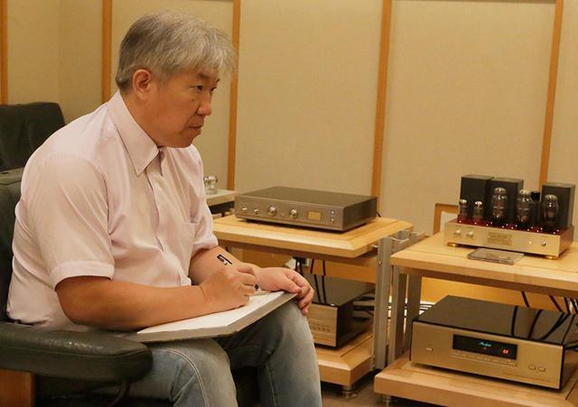 画像: 試聴する三浦氏。
