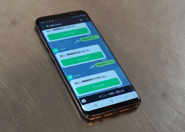 画像: Clova Botをインストールしたスマートフォン。写真のようにテキストでコマンドを入力すると、家電の操作をしてくれる