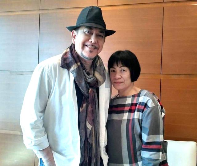 画像: おだやかな微笑みを浮かべるアンソニー・ウォン。筆者の金子裕子さんと一緒に