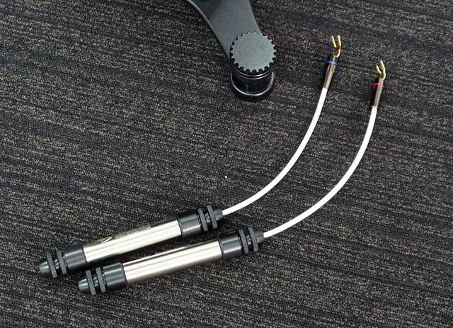 画像: ブライトーンのデモタイムには、スピーカーケーブルとスピーカーの間につなぐだけで音質向上が図れる、High Fidelity Cablesの「Magnetic Speaker Cable Adapters」の比較試聴も実施され、その違いに来場者も驚いていた