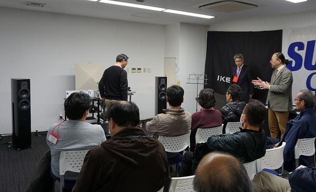 画像: カジハララボとサエクコマースのブースでは、小原さんによるアナログレコード試聴会も開催。トーンアームやカートリッジによる音の違いをチェックしていた