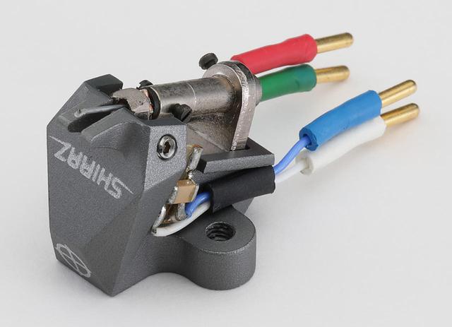 画像: 試聴に使用したカートリッジ ロクサン SHIRAZ \550,000 ●発電方式:MC型●出力電圧:0.21mV/cm/sec●針圧:2.2~2.5g(2.4g推奨)●コイルインピーダンス:24Ω●自重:8.2g