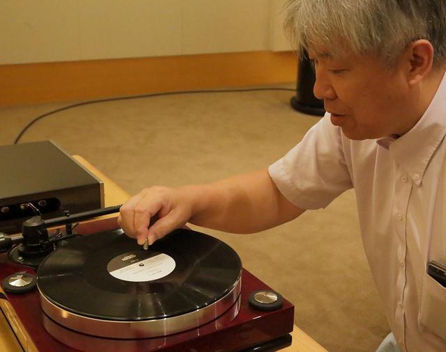 画像: XERXES 20のスピンドルキャップを外す三浦氏。