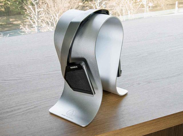 画像: MYSPHERE 3を、オーディオテクニカのヘッドホンスタンド「AT-HPS700」に載せたところ。金属の仕上げも統一感があって美しい。AT-HPS700は、オーディオテクニカのヘッドホン向け製品だが、他社のヘッドホンにも半場広く応用可能だ