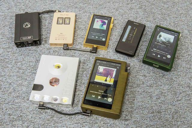 画像: 左は今回野村さんがMysphere 3と組み合わせて試聴したDAPやポータブルDAC。15ΩのMYSPHERE 3.1ではこれらとの相性がよかったという。110ΩのMYSPHERE 3.2は、ヘッドホンアンプを使った方がいいとのこと