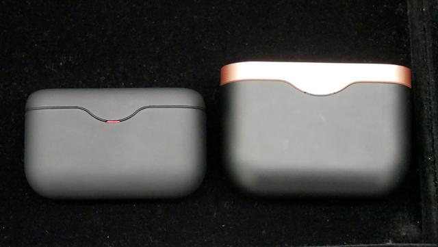 画像: 右は1000XM3のケース