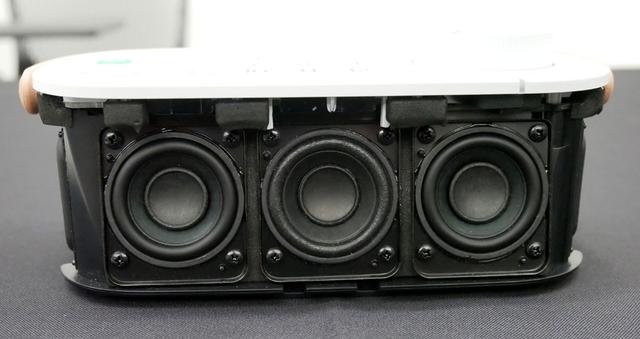画像: 内部には40mm径のユニットが3基搭載されている。中央が声専用品