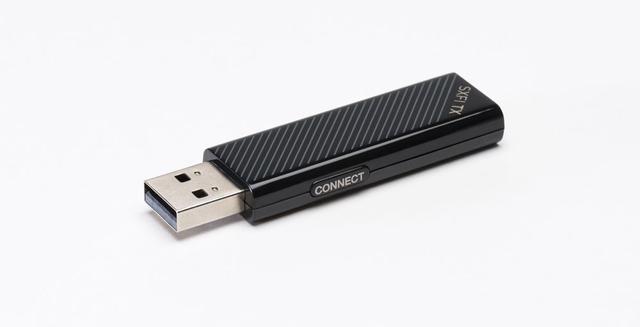 画像: ▲パソコンからのワイヤレス伝送に使う同梱のUSBドングル「SXFI TX」