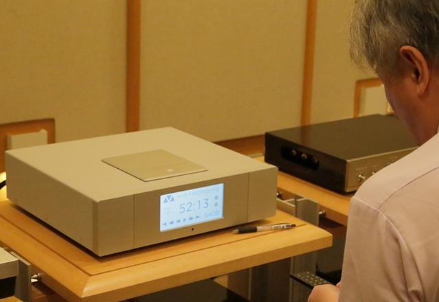 画像: ↑リモコンで操作する三浦氏。