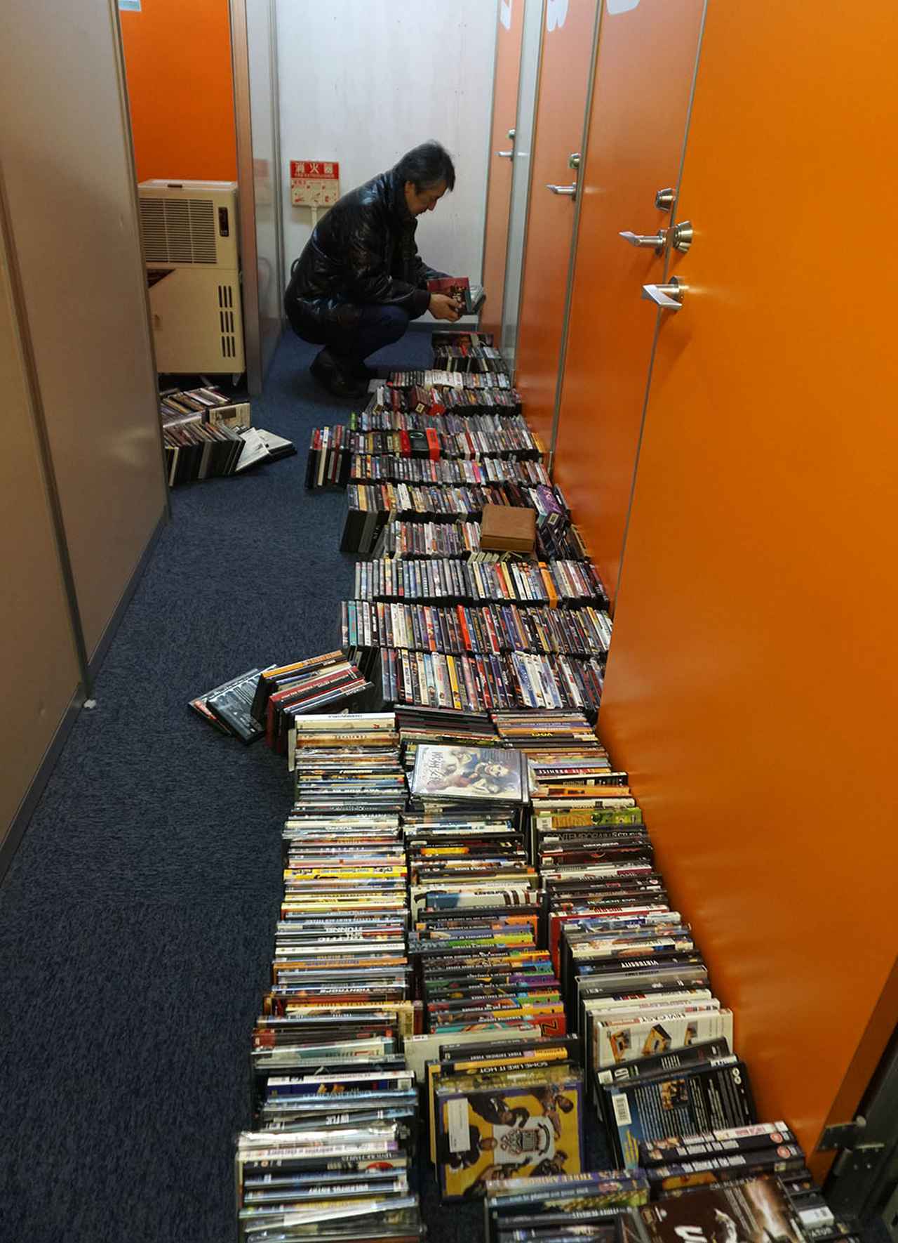 画像: とりあえず棚の手前にあるディスク(ずべての棚は手前と奥の2重にディスクがならんでいた)を廊下に並べてみた。写真に写っているのも全体の4分の1弱です