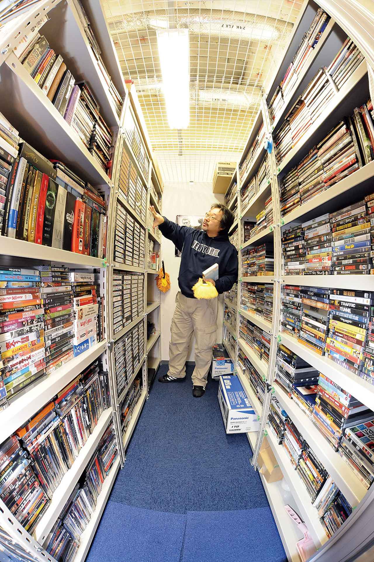 画像: 上と左は、2008年3月号の月刊HiViで取材させてもらった時のトランクルームの様子・発売元別にきちんと整理もされており、まさに映画愛を感じられる空間でした