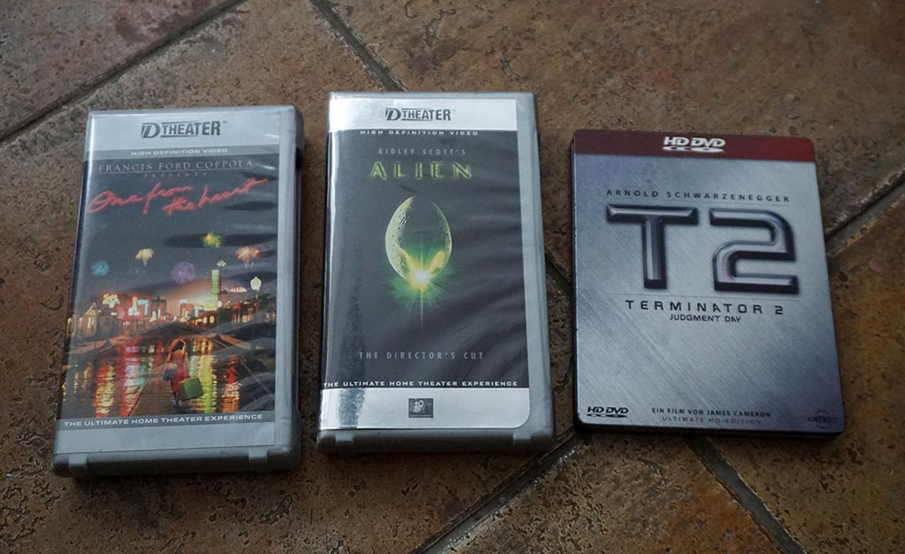 画像: 写真左と中央のD-Theaterを覚えている方はかなりのマニア。2000年頃にフォックスが北米で発売したハイビジョンビデオテープだ。こんなものまであるとは、さすが堀切コレクション。右は「T2」HD DVDのスチールケース!