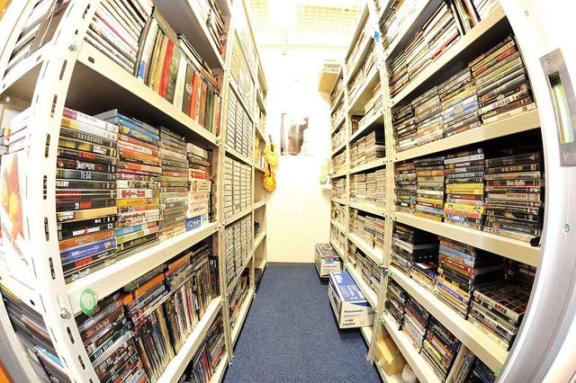 画像: さらば、別れの時だ、我がDVDコレクションよ。日本一のソフト・コレクターが、 5000枚を超えるDVDの断捨離を決行! それでも、“映画遺産”は、受け継がれていく