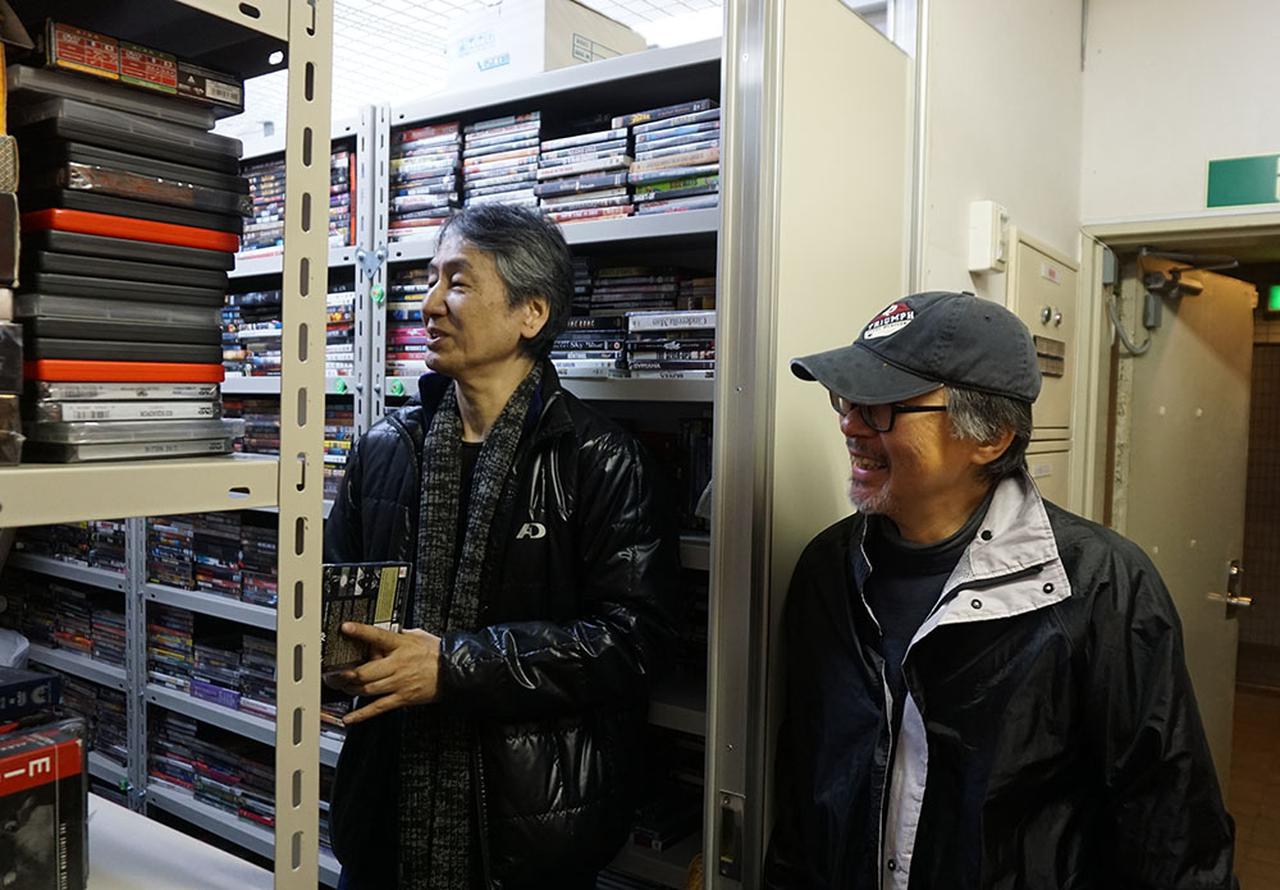 画像: 堀切さんの、「クライテリオンDVDを受け継いでくれるのは須賀さんしかいない!」というひと言で、ほぼ棚ひとつ分のディスクを引き取ることに。それでも嬉しそうな須賀さんでした