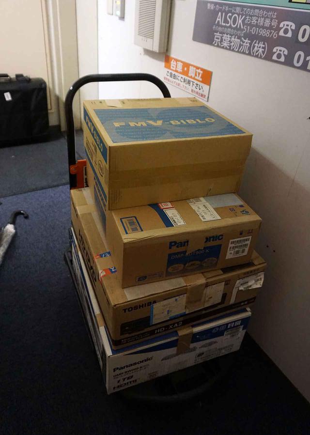 画像: 須賀さんが引き取ったDVDは、段ボール6箱を超えた。写真の分をコンビニから宅急便で送った後、箱に収まらなかったディスクは紙袋でハンドキャリーしていた