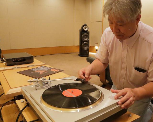 画像: レコードに針を降ろす三浦氏。