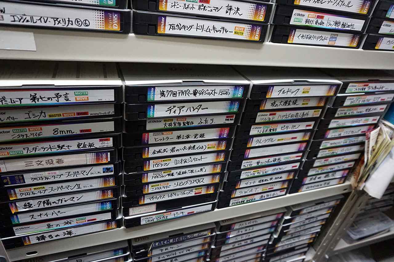 画像: 棚のひとつはエアチェックディスクのコーナー。手書きやプリンターで作ったラベルがほとんどすべてに貼り付けられており、内容がひとめで分かる。堀切さんってホントにマメなんですね