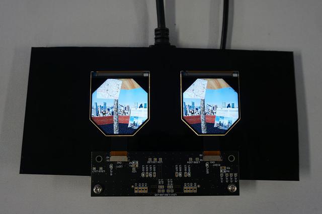 画像: 今回発表された2.1型液晶ディスプレイ