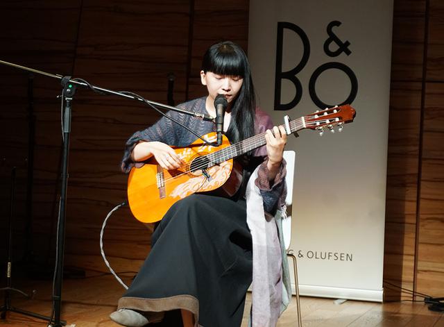 画像: 青葉市子さんの演奏も披露された