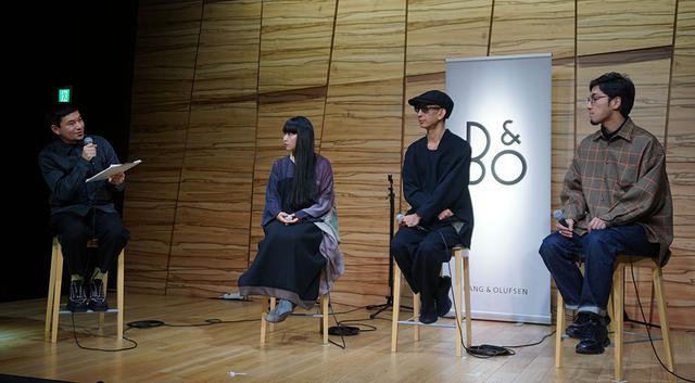 画像: トークショウの様子。右からtofubeatsさん、ZAKさん、青葉市子さん。左端は司会のB&Oスタッフ
