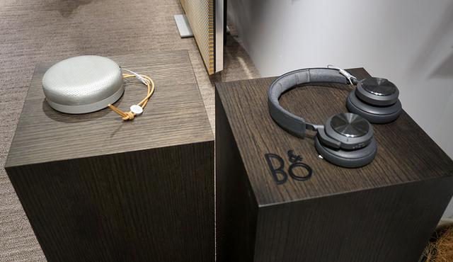 画像: Bluetoothスピーカー「Beoplay A1」(左)とヘッドホンの「Beoplay H7」(右)。こちらもシーズンカラーをラインナップ