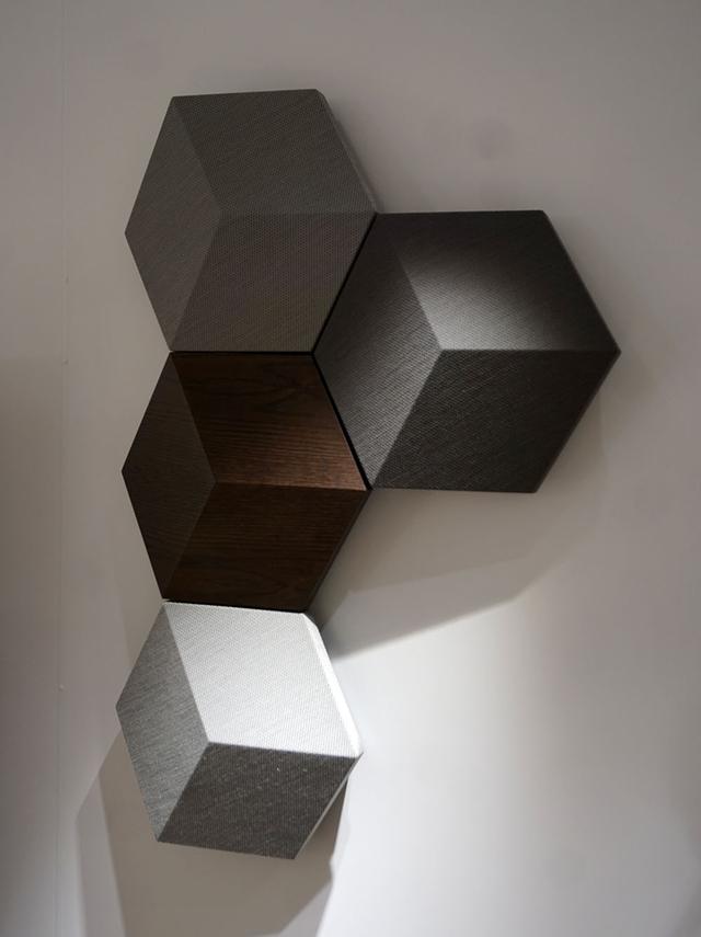 画像: 壁掛け設置するワイヤレスミュージックシステム「BeoSound Shape」にも新色を追加。写真左側真ん中の木のパネルが付いているユニットはスピーカーではなく、ワイヤレスの受信ユニットです