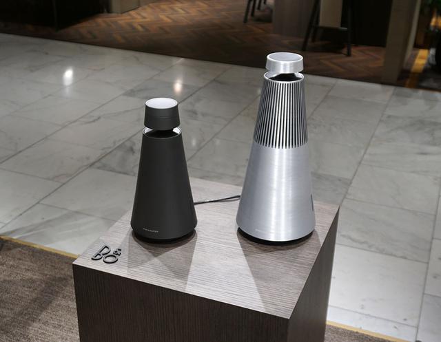 画像: 「BeoSound 1」(左)はマットブラック仕上げが準備された。右の「BeoSound 2」はアルミの表面に細かなスクラッチを加えることで落ち着いた印象に変更された
