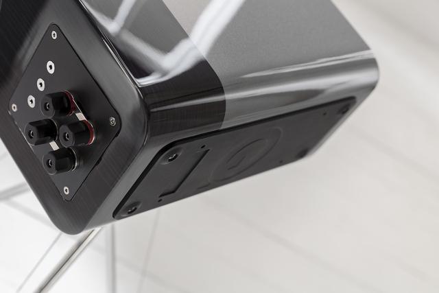 画像: Concept 300は、スタンドにガッチリと固定「しない」のがユニークなポイント。スピーカーの底に免震機構 (アイソレーション・ベース) を使用した一体型のプレートを取り付け、4点のスプリングの上にスピーカーが乗る構造となっている