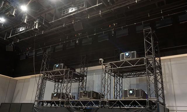 画像: 4KのDLPプロジェクターを4台使い、スクリーン上で8K映像を再現する