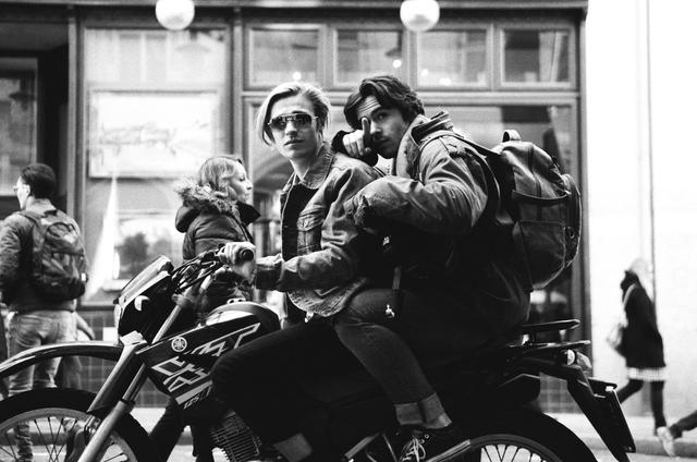 画像: 突然現れる颯爽としたバイクは、曲と相まって観る者を痺れさせる!