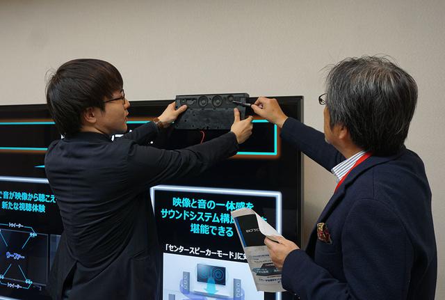 画像: 上側のスピーカーボックスの取り付け位置や方法について、山本さんの質問に応える開発者の萩尾さん