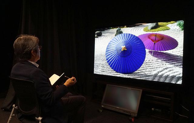 画像: KJ-85Z9Hの取材は、ソニー社内の視聴室で、業務用8K RFレコーダーや4K UHDブルーレイプレーヤーを使って行っている。上は映像関連のチェックをしている様子