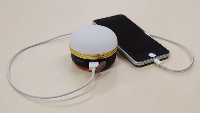 画像: LEDランタンにスマホをつなぐことで、スマホの充電も可能