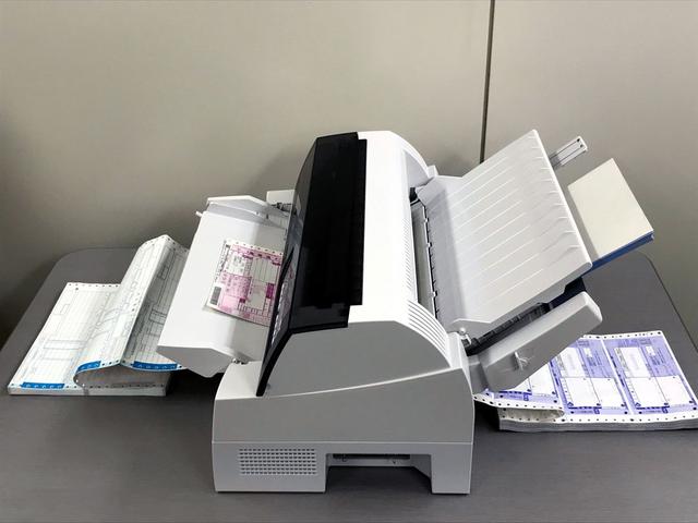 画像: オプションのトレイを装着すると、各種書類を同時にセットしておけるようになる