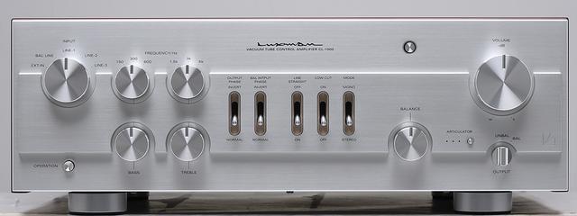 画像: フロントビュー。BASS/TREBLE独立、3段階周波数切替えのLUX式トーンコントロールや出力位相の切替えなど、プリアンプとして充分な機能を装備する。