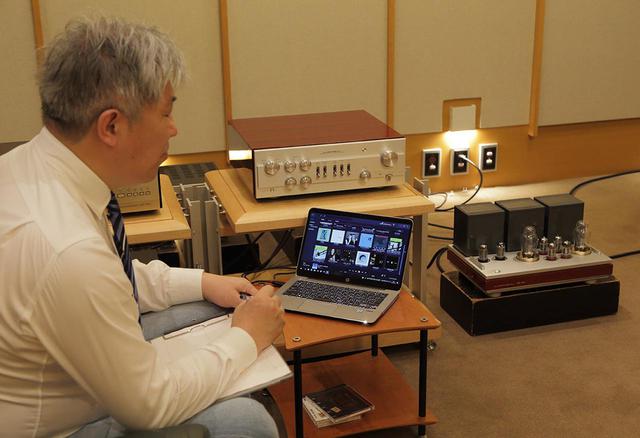 画像: 純正ペアとなる300BシングルパワーアンプMQ300を使用して試聴する三浦氏。