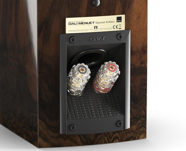 画像2: ダリ「MENUET SE」が、3月下旬に¥184,000で発売決定。貴重な天然木を使ったワイルド・ウォルナット仕上げをまとい、より現代的で艶やかなサウンドを実現した