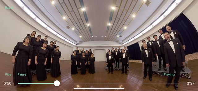 画像: 「音のVR」アプリの画面より。サークル状に並んでいる合唱団の皆さんを俯瞰したり、いずれかのパートに近接したりといった処理がリアルタイムで可能