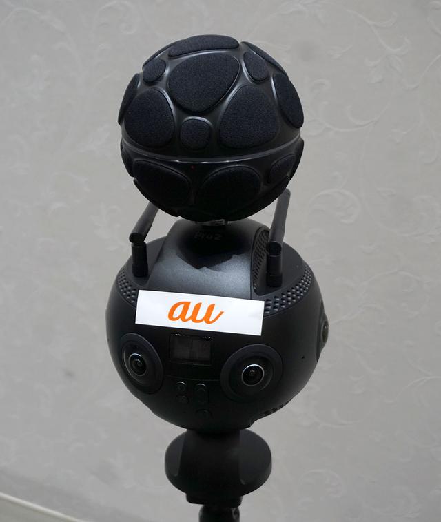 画像: 写真上側がZYLIAの19chマイク「ZM-1」で、下が360度カメラの「Insta360 Pro」。音は48kHz/24ビットの19chを、映像は8K(水平7680×垂直3840画素)で収録可能