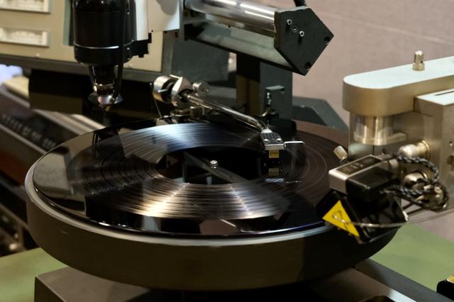 画像: テストカッティングされたラッカー盤にレコード針を下ろし、デジタルマスターとの間に音のイメージの変化がないかを確認する。カートリッジ、フォノイコライザーにははいくつかの種類が用意されていた