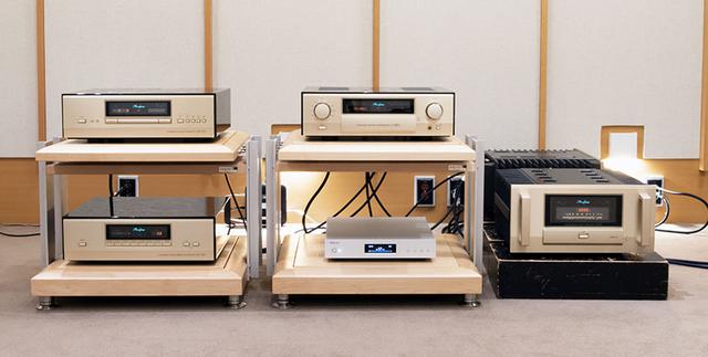 画像: 今回の取材では、StereoSound試聴室のリファレンス機器を使っている。SACD/CDトランスポートはアキュフェーズの「DP-950」(写真左上)、D/Aコンバーターは「DC-950」(写真左下)で、ハイレゾ音源はデラのオーディオ用NAS「N1」(写真中央下)から再生している