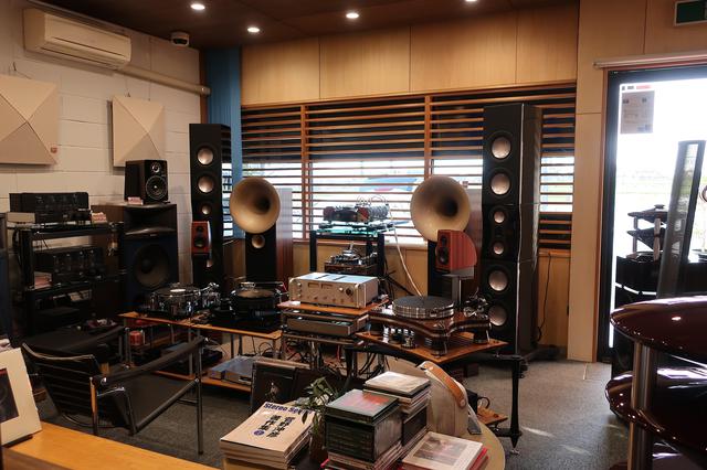 画像: プレイバッハ.店舗内。名だたるハイエンドオーディオ機器が勢揃い。音楽ソフトも常時販売している。JR幸田駅から徒歩15分ほどの立地。駐車場が広いので、クルマでの訪問も安心だ play-bach.com