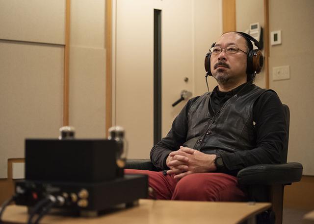 画像: SACDやハイレゾ音源をじっくり試聴する小原さん