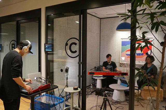 画像: 当日は、WeWorkのオフィス内会議室に仮設のステージを準備し、最小のスタッフで無観客ライブを配信した
