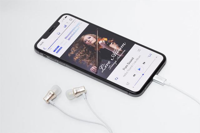 画像: Lightning端子を搭載するので、iPhoneに直接接続して使える
