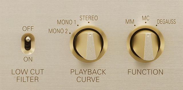 画像: EA550の操作ツマミのクローズアップ。ステレオLP用のRIAAカーブのほか、DECCA(=MONO1ポジション)、COLUMBIA(=MONO2)の初期LPレコードのイコライザーカーブに対応する。ローカットフィルターとカートリッジ消磁機能を装備。