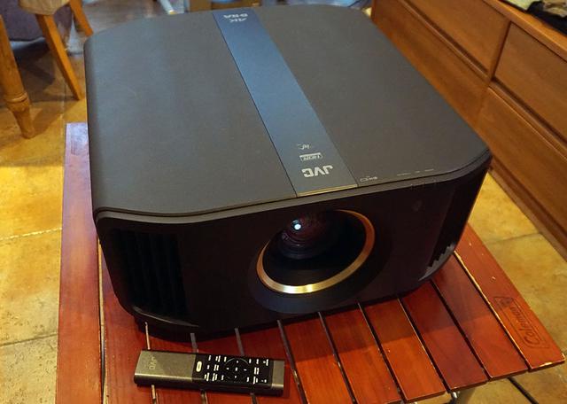 画像: HDR10収録のUHDブルーレイの映像をフルスペックで確認するために、JVCの4Kプロジェクター「DLA-V7」を借用し、110インチスクリーンに投写した。画質モードは「Frame Adapu HDR」を私用。その詳細はまた後日